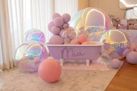 Spa and Pajama Party | CatchMyParty.com Spa Party Centerpiece Ideas, Spa Party Balloons, Spa Girls Birthday Party, Spa Party Ideas For Girls Birthday, Girl Spa Birthday Party, Spa Birthday Decorations, Spa Party Decor, Spa Party Girls, Spa Birthday Party Ideas