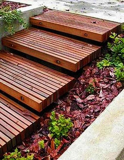 Natural Landscaping Ideas, Wood Staircase Designs for Green Yards and Gardens Boardwalk Deck, Timber Steps, Entry Courtyard, Deck Diy, Patio Stairs, Landscape Stairs, Decking Ideas, Natural Landscaping, Patio Steps