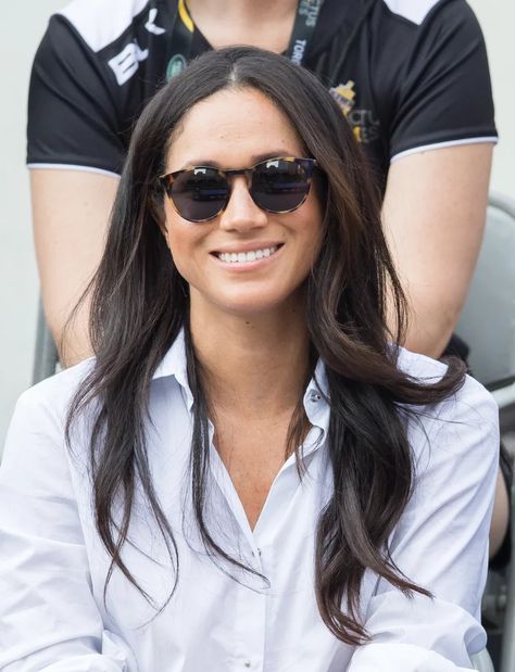 Meghan Markle's Sleek Side Chignon at Trooping the Colour 2019 | Meghan Markle Hair | POPSUGAR Beauty Photo 2 Megan Marble, Meghan Markle Hair, Side Chignon, Old Hollywood Waves, Meghan Markle Photos, Chignon Bun, Prinz Harry, Meghan Markle Style, Star Beauty