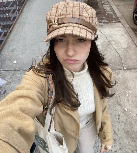 News Boy Hat Outfit, Newsboy Cap Women Outfit, Baker Boy Hat Outfit, Cap Women Outfit, Newsboy Cap Women, Feminine Features, Hat Aesthetic, Baker Boy Hat, Hat Outfit