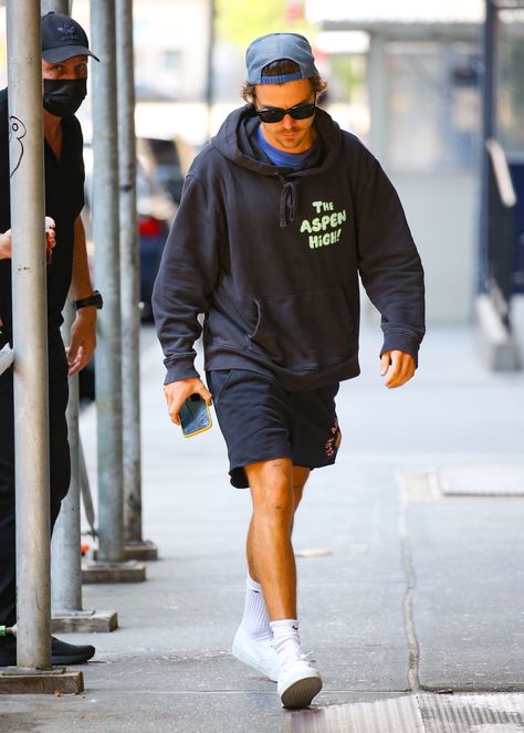 Harry Styles Casual, Harry Styles Street Style, Harry Styles Hoodie, Backwards Hat, Harry Outfits, Harry Styles Outfit, Harry Styles Pictures, Harry Styles Photos, Mr Style