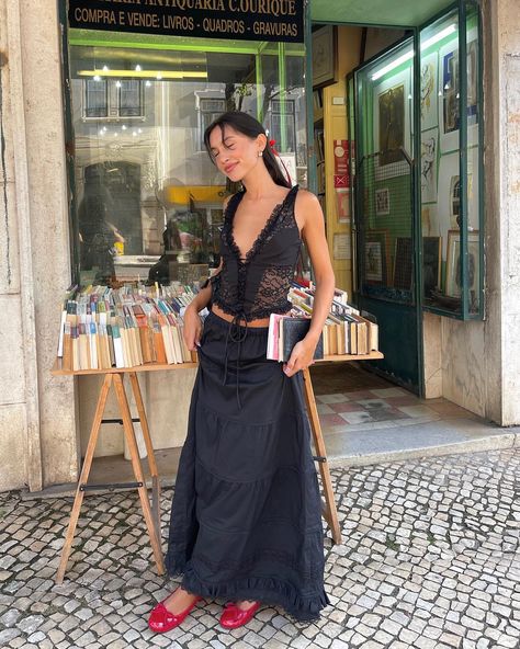 📚 @mistress.rocks 🤓 ad | Instagram Italian Summer Outfits, European Summer Outfits, Europe Outfits, London Outfit, Italy Outfits, Paris Outfits, Paris Street Style, Outfits Casual, Spring Summer Outfits