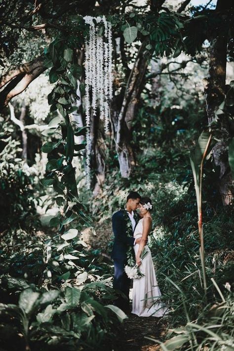 Hawaiian Wedding Flowers, Wedding Venues Hawaii, Hawaii Wedding Photography, Vintage Wedding Flowers, Interracial Wedding, Kauai Wedding, Funny Wedding Photos, Colorado Wedding Photography, Vintage Wedding Photos