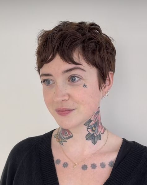 Extra Short Pixie Haircut, Niamh Adkins Short Hair, Queer Short Haircuts, Queer Shag Haircut, Razor Cut Pixie, Queer Haircut Fine Hair, Short Queer Haircuts Straight Hair, Queer Haircuts Androgynous Style, Pixie Shag