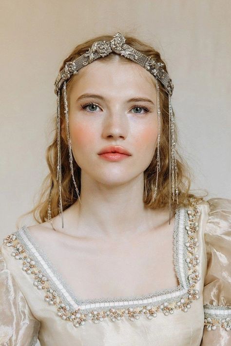 Medieval Princess Crown, Ren Faire Crown, Medieval Tiara, Fantasy Headdress, Fantasy Hairstyles, Crown Medieval, Chain Crown, Medieval Crown, Medieval Accessories