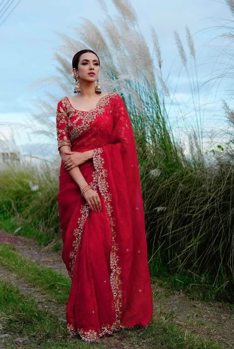 Aishwarya In Saree, Red Reception Saree, Red Saree Reception Look, Red Saree Bridal Look, Red Saree Bridal, Red Designer Saree, Saree Gorgeous, Red Saree Wedding, Latest Saree Trends