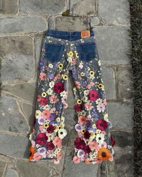 Art On Jeans Pants, Jeans Flowers, Denim Diy Clothes, Ropa Upcycling, Flower Pants, Fashion Design Patterns, Diy Clothes Design, Concept Clothing, Denim Flowers