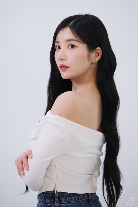 Kwon Eunbi Photoshoot, Eunbi Photoshoot, Korean Sign Language, National University, Kwon Eunbi, Ulsan, Symphony Orchestra, July 2022, Violinist