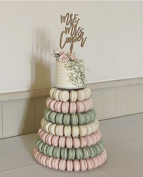 Bridal Shower Cake With Macaroons, Macaroon Cake Stand, Wedding Cake And Macarons, Macaroons Wedding Cake, Macaron Cake Tower, Dessert Wedding Cake, Macaroon Cake Wedding, Macaroon Tower Wedding Cake, Macaroon Display Ideas