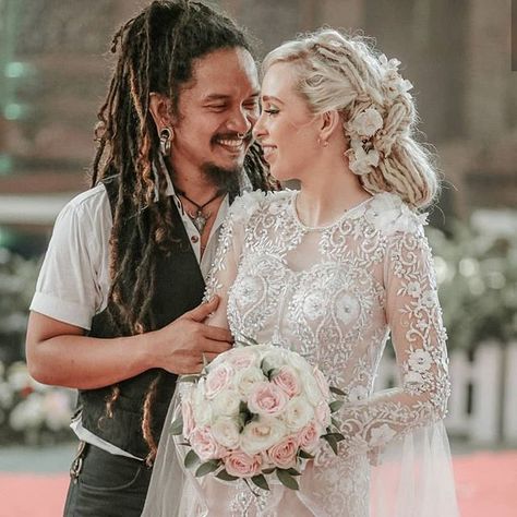 Congratulations to @courtney.aquarius & @delluuyee ❤️ The prettiest #Wonderlocks couple! Wish them the best.    #Regram via @www.instagram.com/p/BpwQkCClhgd/ Hike Wedding, Dreadlock Wedding Hairstyles, Half Dreaded Hair, Dreadlock Inspiration, Dread Inspiration, Bohemian Backyard Wedding, White Dreads, Natural Hair Bride, Beautiful Dreadlocks