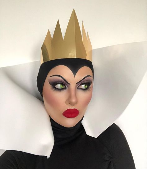 The Wicked Queen 👑 thought a drag look would be fun.. and it was until the postman came and I had to answer the door with a pair of… | Instagram Evil Queen Halloween Costume, Evil Queen Makeup, Snow White Makeup, Evil Queen Costume, The Postman, Makeup For Moms, Special Fx Makeup, Amazing Halloween Makeup, Halloween Queen