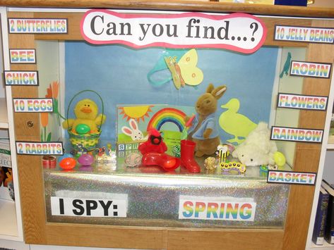 I SPY Display Case Spring (Would love to do this at preschool too - using picture clues and a checklist) Display Case Ideas, Diy Display Case, Back To School Displays, Library Decorations, Preschool Library, Museum Ideas, Art Bulletin Boards, School Library Displays, School Hall