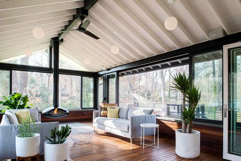 Check out our latest collection of interiors featuring 16 Amazing Mid-Century Modern Sun Room Designs To Chill Out In. Enjoy! Modern Sunroom Ideas, White Sunroom, Rustic Sunroom, Modern Sunroom, Suspended Fireplace, All Season Room, 3 Season Room, 4 Season Room, Four Seasons Room