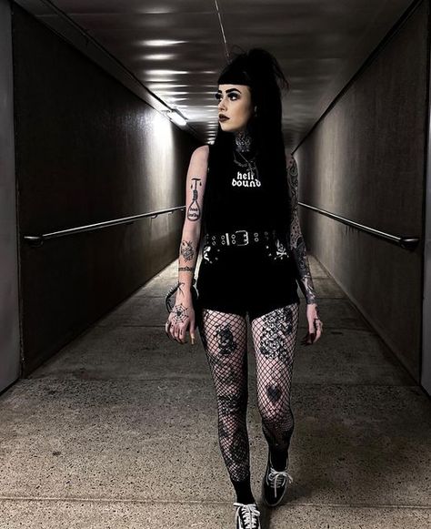 Black Metal Concert Outfit, Goth Concert Outfit Ideas, Summer Metal Concert Outfit, Metal Head Outfits Girl, Dark Festival Outfit, Aftershock Festival Outfit, Goth Festival Outfit Summer, Punk Concert Outfit Summer, Bad Omens Concert Outfit