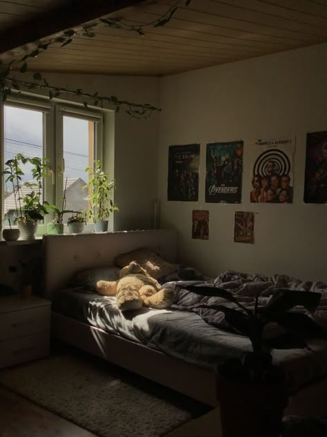 Grunge Minimalist Room, Bedroom Vines, Dorm Rooms Decorating, Decorative Vines, Makeover Aesthetic, Record Decor, Dorm Room Decor Ideas, Chill Room, Cosy Room