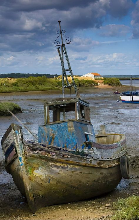 Setubal Portugal, Boat Drawing, Fishing Vessel, Abandoned Ships, Old Boats, Boat Art, Boat Painting, Fishing Boat, Wooden Boats