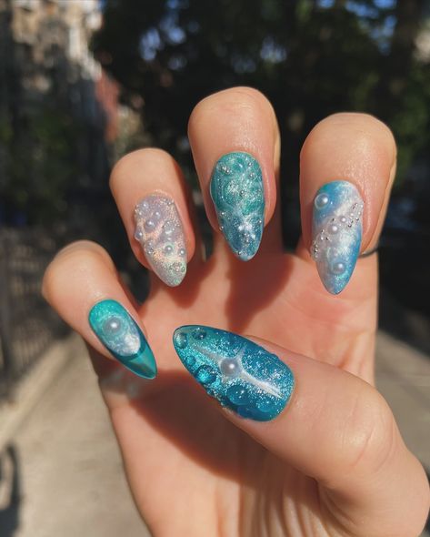 💧AQUAMARINE 🩵 a color changing water inspired 3D set 🐟💧🌊🐬🪼 applied these babies on the bus to an aquatic themed DJ night and felt extremely on theme 🐠 using glue tabs is the best application method on the go! i apply nails on public transit way more than i care to admit this press on set is available in any shape or size - from extra extra short to medium! all GNAIL deigns can be modified to fit your favorite nail shapes 💙 #waternails #mermaidcore #pressonnails #nailsnailsnails #almondna... Aquatic Nails, Aquamarine Nails, Dj Night, Water Nails, Public Transit, Unique Nails, Nail Art Summer, Nail Sizes, The Bus