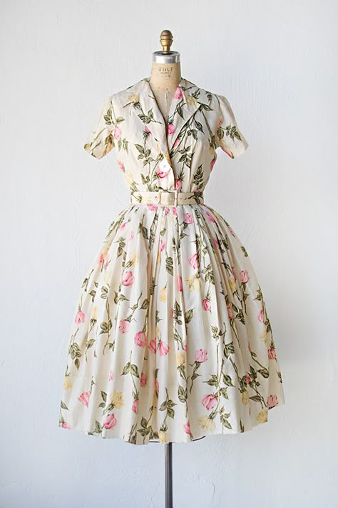 vintage 1950s cream silk rose print shirt dress Vintage Fashion 1950s, Pink Cadillac, Robes Vintage, Fashion 1950s, Vintage 1950s Dresses, Vintage Inspired Outfits, Floral Shirt Dress, Vestidos Vintage, Printed Shirt Dress