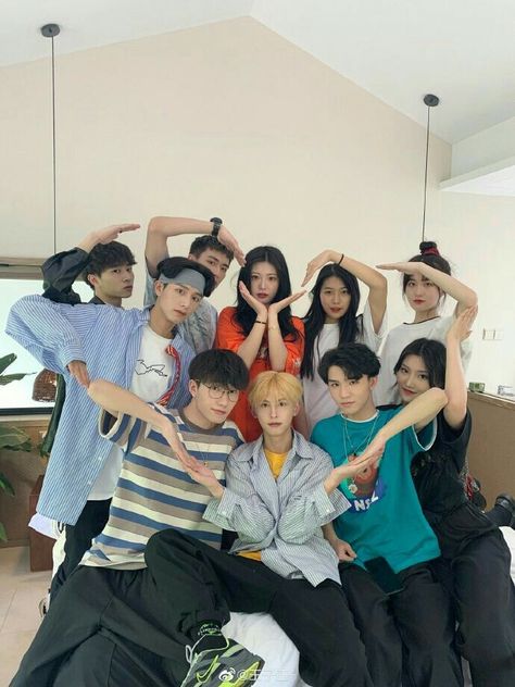 4 Boys And 4 Girls Squad, Couple Girls, Group Photo Poses, Friend Group Pictures, Group Picture Poses, Kore Ulzzang, Squad Pictures, Friendship Photoshoot, Korean Best Friends