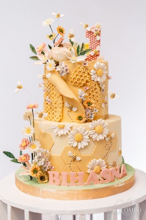 Bee Themed Birthday, First Bee Day, Bee Birthday Cake, Bee Themed Birthday Party, Elegant Floral Arrangements, Baby First Birthday Themes, Bee Theme Party, Cake Custom, Bee Birthday Party