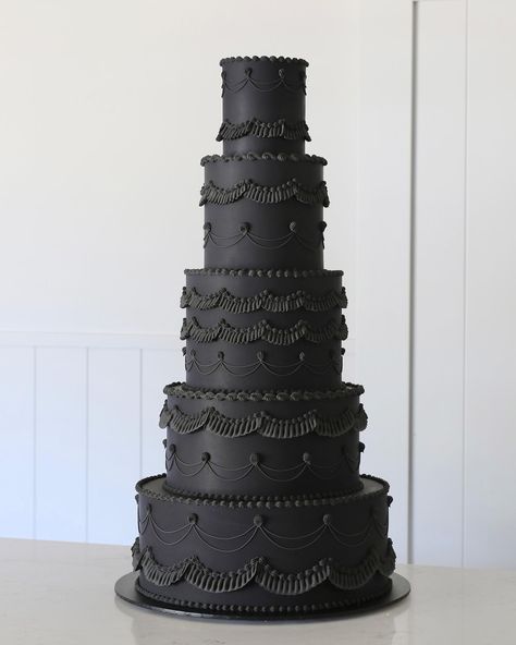 A bit of ‘how I did it’ . Video snippets are double the speed I work at. I like to take it easy when piping. Concentrate, but relax and… | Instagram Gothic Wedding Cake, Black Wedding Cake, Gothic Cake, Quince Cakes, Black And White Wedding Cake, Dark Wedding Theme, Black Wedding Cakes, Beautiful Cake Designs, Dark Wedding