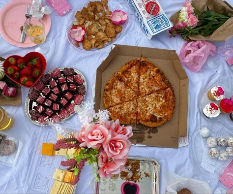 Picnic Galentines Day, Galentines Picnic Food Ideas, Valentines Day Picnic Aesthetic, Valentine’s Picnic, Galentines Beach Picnic, Galentines Picnic Ideas, Valentine’s Day Picnic Ideas, Galentines Picnic Aesthetic, Picnic San Valentin