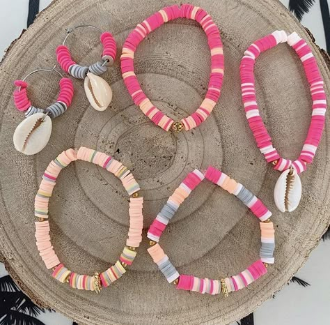 Barbie Inspired Clay Bead Bracelet, Preppy Clay Bead Jewelry, Sea Shell Clay Bead Bracelet, Clay Bead Bracelet Ideas Shell, Hot Pink Clay Bead Bracelet, Clay Bead Phone Charm Ideas, Clay Braclets Idea, Pink Clay Bead Bracelet, Clay Bracelet Ideas