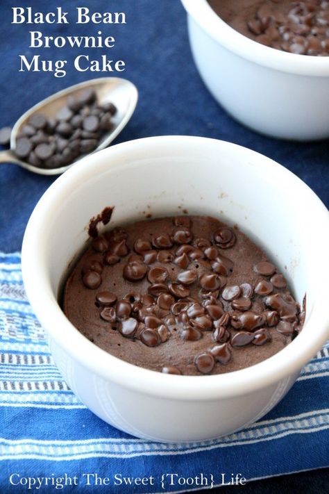 Black Bean Brownie Mug Cake    http://thesweet-toothlife.com/2014/03/black-bean-brownie-mug-cake/ Chocolate Chip Mug Cookie, Brownie Mug Cake, Healthy Chocolate Mug Cake, Quick Yummy Desserts, Brownie Mug, Mug Brownie Recipes, Microwave Desserts, Microwave Brownie, Mug Brownie