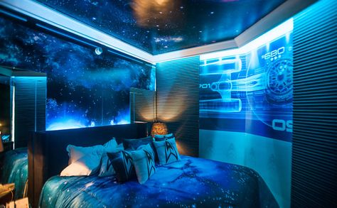 The Ultimate Star Trek Hotel Room - how awesome would this be for your honeymoon? Themed Hotel Rooms, Star Trek Theme, Space Themed Bedroom, Space Themed Room, Led Bleu, Star Trek Into Darkness, Starship Enterprise, Think Geek, Space Room