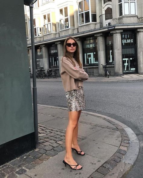 Fashion Trend Book, Heel Sandals Outfit, Summer Wardrobe Staples, Street Style Fall Outfits, French Girl Style, Minimalist Capsule Wardrobe, How To Look Rich, Minimalist Shoes, French Women