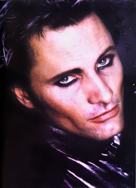 Viggo Mortensen guyliner Rocker Makeup, Glam Rock Makeup, Rock Makeup, 80s Makeup, Viggo Mortensen, Hugh Laurie, Vigan, Jane Seymour, Male Makeup