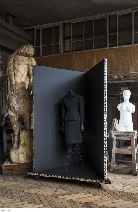 Penthouse In New York, Sculpture Museum, Black Balenciaga, Cristóbal Balenciaga, Dark Material, Exhibition Display, Paris Photos, Museum Exhibition, Exhibition Space