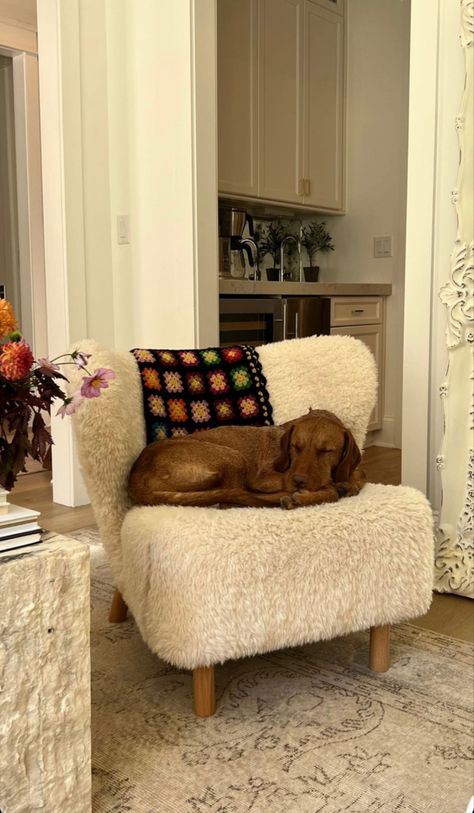 Office Makeup Room, Sherpa Accent Chair, Cute Vanity, Chair Comfy, Fur Chair, Office Makeup, Fall Living Room Decor, Chair For Living Room, Vanity Chair