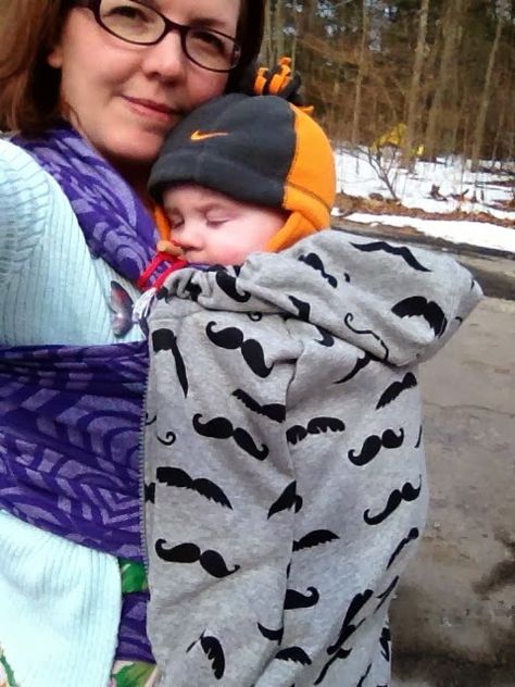 My Raina Sunshine: DIY baby carrier cover  For those who are a little more crafty and comfortable with a sewing machine. Diy Baby Carrier Cover, Kangaroo Baby Carrier, Diy Baby Carrier, Kangaroo Baby, Baby Carrier Cover, Hoodie Diy, Diy Bebe, Baby Sewing Projects, Baby Wrap