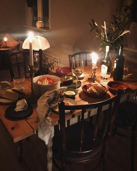 Cozy Apartment Dining Area, Grunge Dining Room, Cozy House Party, Candles Dining Table, Cozy Dinner Party, Dining Table Candles, Romantic Dinner, Dream Apartment, First Apartment