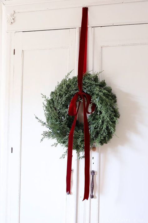 Red Christmas Decor Aesthetic, Merlot Christmas Decor, Spanish House Christmas Decor, Front Door Christmas Wreaths Diy, Muted Red And Green Christmas Decor, New Ideas For Christmas Decorating, Diy Christmas Decor For Porch, Christmas Wreath On Door, Tradition Christmas Decorations