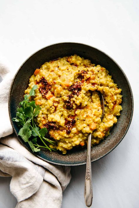 Easy Kitchari (Spiced Dal with Rice) - vegan recipe Vegan Porridge, Kitchari Recipe, Detoxifying Food, Rice Recipes Vegan, Spiced Rice, Ayurvedic Recipes, Meatless Mondays, Diy Pantry, Savory Vegan