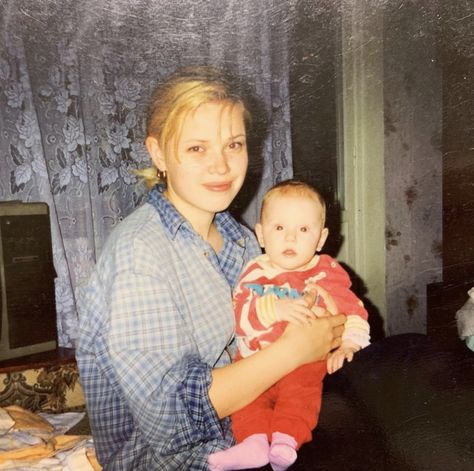 Blonde Mother And Daughter, Mom And Daughter Old Photo, Good Mum Aesthetic, Midwest Mom Aesthetic, Old Family Photos Aesthetic, Single Mom Aesthetic Daughter, Mom And Kid Photoshoot, I Could Be A Good Mother