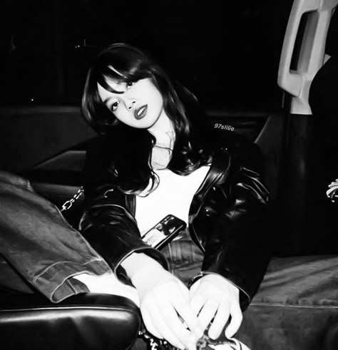 Lisa Hot Pics, Tumblr Girly Aesthetic 2013, Hello How Are You, Dark Green Aesthetic, Black Hair Kpop, Lisa Bp, Lisa Blackpink Wallpaper, Born Pink, Black Pink Instagram