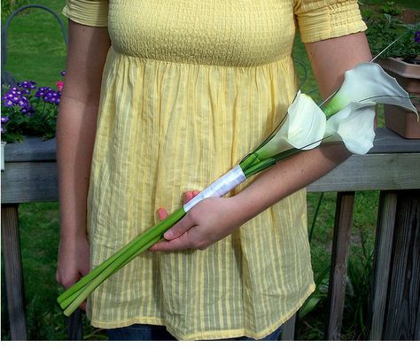 calla lilies = new obsession Single Calla Lily Bridesmaid, Wedding Bouquets Long, Diy Calla Lily, Arm Bouquet, Cala Lilies, Single Flower Bouquet, Bridesmaids Flowers, Wedding Flowers Tulips, Calla Lily Bouquet