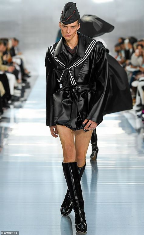 He means business! Model Leon Dame stalked down the runway looking somewhat menacing at the Maison Margiela Spring 2020 show during Paris Fashion Week High Fashion Couture, Model Runway, Fashion Walk, Anna Wintour, Design Clothes, Fashion Images, Military Inspired, Fashion Design Clothes, Runway Models