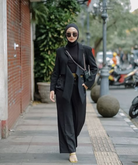 Mafia Hijab Style, Black Blazer Outfit Hijab, Mafia Style Women Hijab, Mafia Outfit Women Hijab, Mafia Inspired Outfits, Hijabi Black Outfit, Mafia Hijab, Black Outfit Hijab, Fall Fashion Outfits Casual