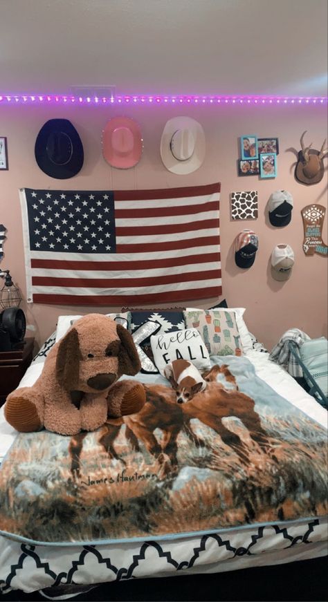 Preppy Western Bedroom Ideas, American Flag In Bedroom, Room Ideas With Flags, Cute Country Bedrooms, Cute Country Bedroom Ideas, Modern Western Room Ideas, Western Preppy Room, American Flag Room Decor, Flag In Room