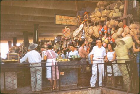 Vintage Colombia, Colombia Country, Colombian Culture, Colombian Food, Cali Colombia, Vintage Everyday, Colonial Architecture, Vintage Color, Caribbean Sea