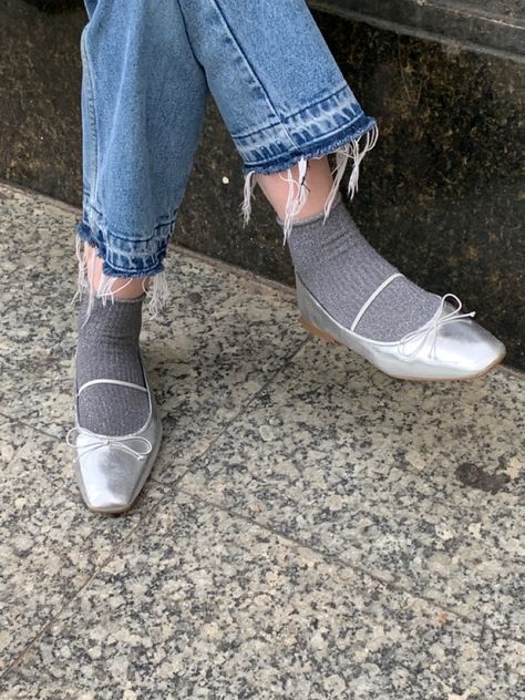 Silver Ballerinas Outfit, Silver Ballet Flats Outfit, Shoes With Socks Outfit, Silver Flats Outfit, Mary Jane Flats Outfit, Silver Shoes Outfit, Flat Sandals Outfit, Silver Flat Sandals, Flat Shoes Outfit