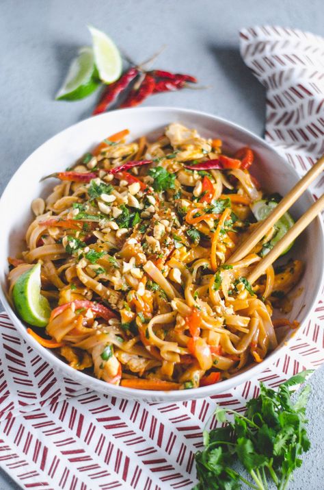 Spicy Chicken Pad Thai, Chicken Pad Thai, Food Fest, Pad Thai Recipe, Idee Pasto Sano, Noodle Dishes, Asian Cooking, Spicy Chicken, Asian Dishes