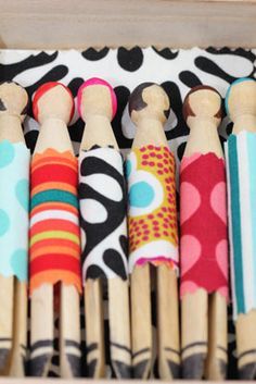 Wooden Clothespin Dolls Peg Crafts, Clothespin People, Dolly Pegs, Doll Brooch, Dolly Doll, Wood Peg Dolls, Wooden Clothespins, Worry Dolls, Clothespin Dolls