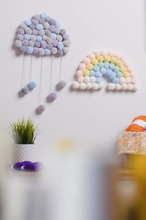 Pom Pom Cloud, Diy Pom Pom Rug, Paper Decorations Diy, Diy Baby Mobile, Diy Pom Poms, Diy Clouds, Rainbow Parties, Pretty Crafts, Diy Pom Pom