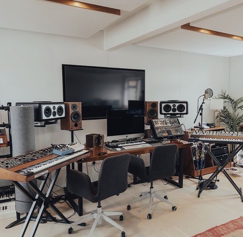 Singer Studio, Office Music Room, Music Studio Design, Record Studio, Studio Pics, Home Studio Desk, Music Space, Studio Vibes, Studio Aesthetic