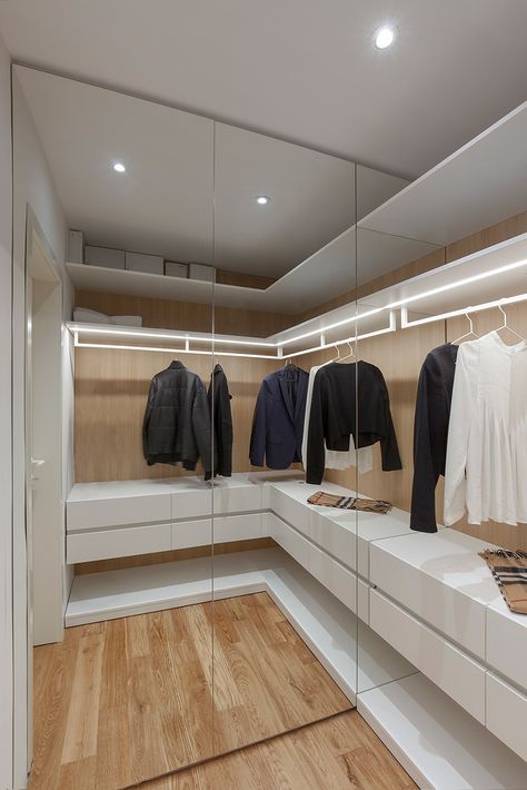 experiência. Minimalist Walk In Closet, Wardrobe Makeover Ideas, Dressing Room Closet, Dream Closet Design, Walk In Closet Design, Bedroom Interior Design Luxury, Luxury Closets Design, Closet Renovation, Wardrobe Makeover